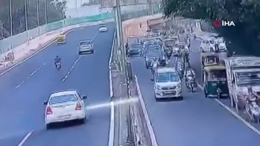 Hindistan’da polis dur ihtarına uymayan aracın kaputuna çıktı