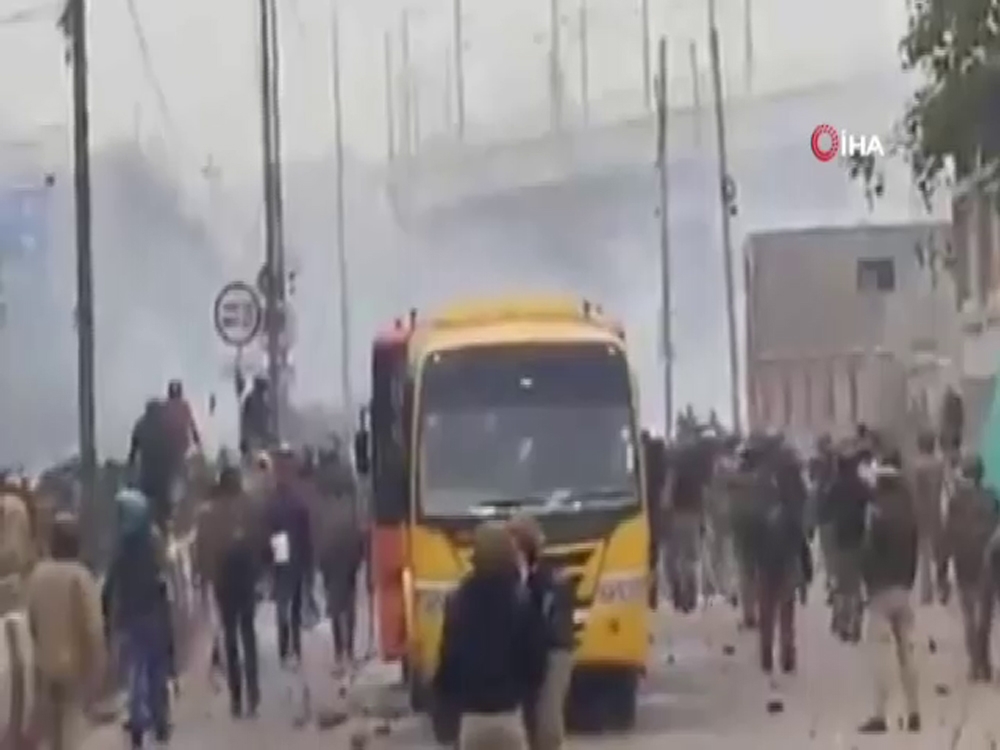 Hindistanda Polis Ve Göstericiler Arasında Arbede
