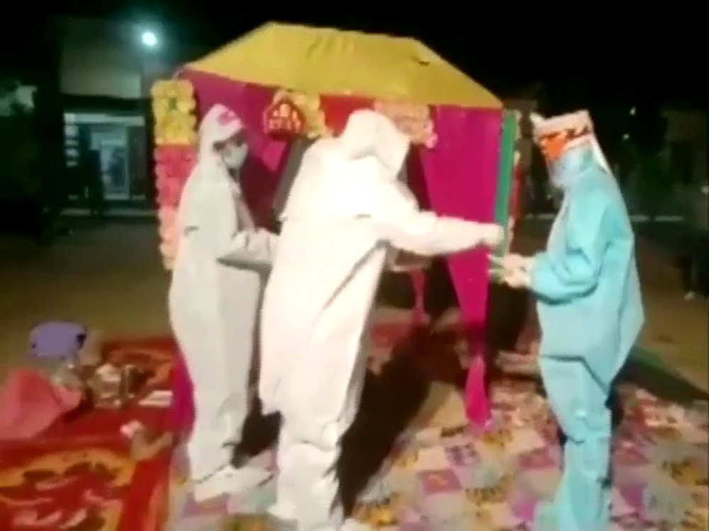 Hintli çifti korona virüs bile ayıramadı