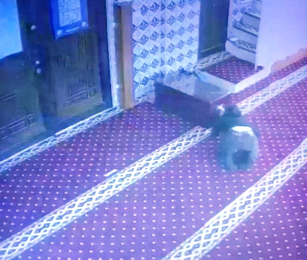 Hırsız, camideki yardım parası kasasına takla attırarak çaldı