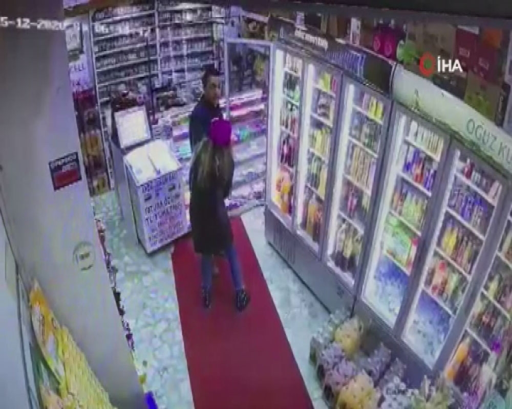 Hırsız kadın önce büfe sahibini soydu, sonra kendi soyundu