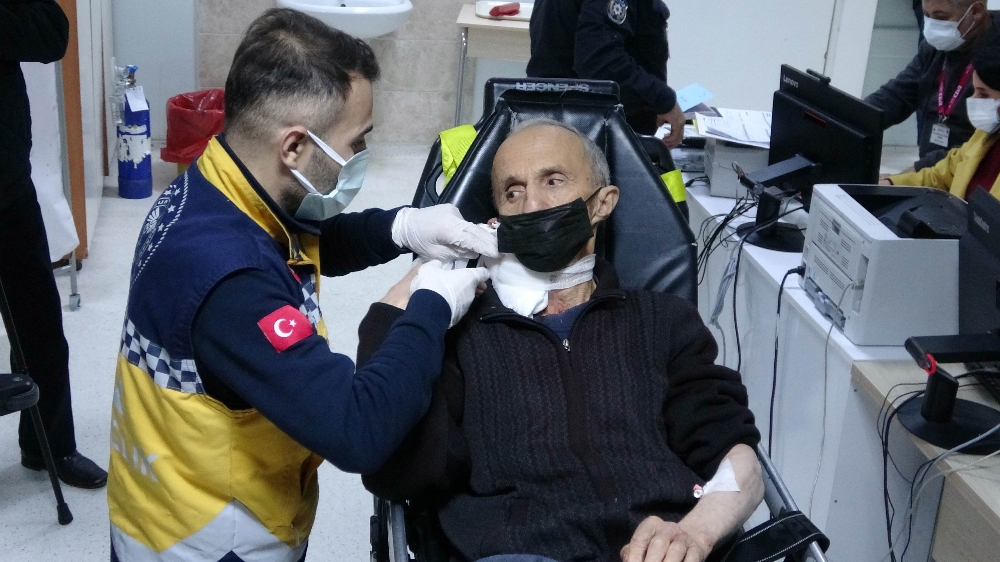 Hırsız kendisini yakalayan ev sahibini bıçaklayıp kaçtı
