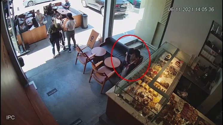 Hırsız kız kafedeki müşterinin cep telefonunu böyle çaldı