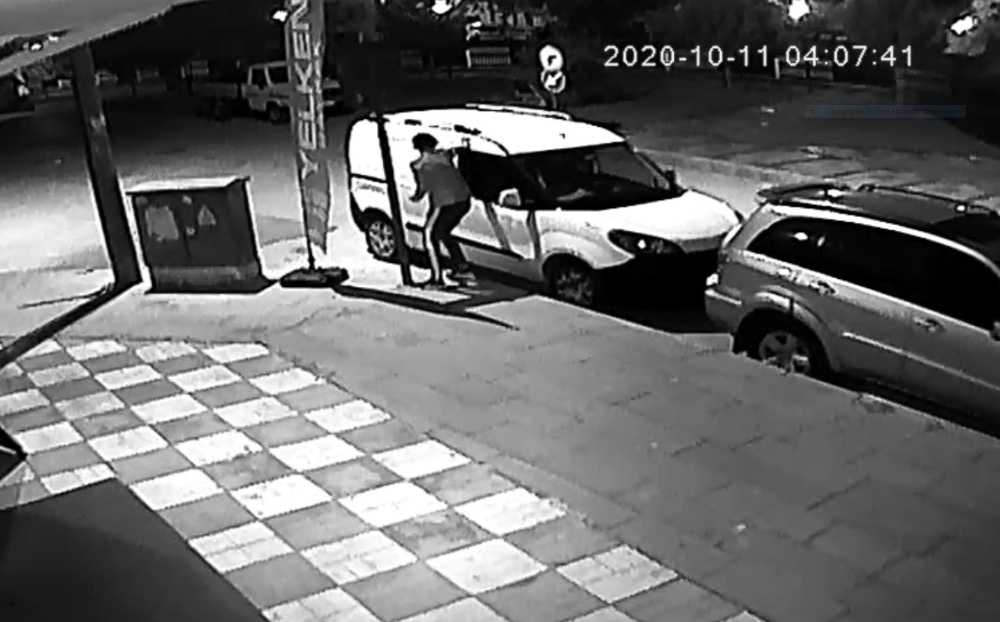 Hırsıza da bak sen: Soyduğu aracın kapasının kapatmak için döndü