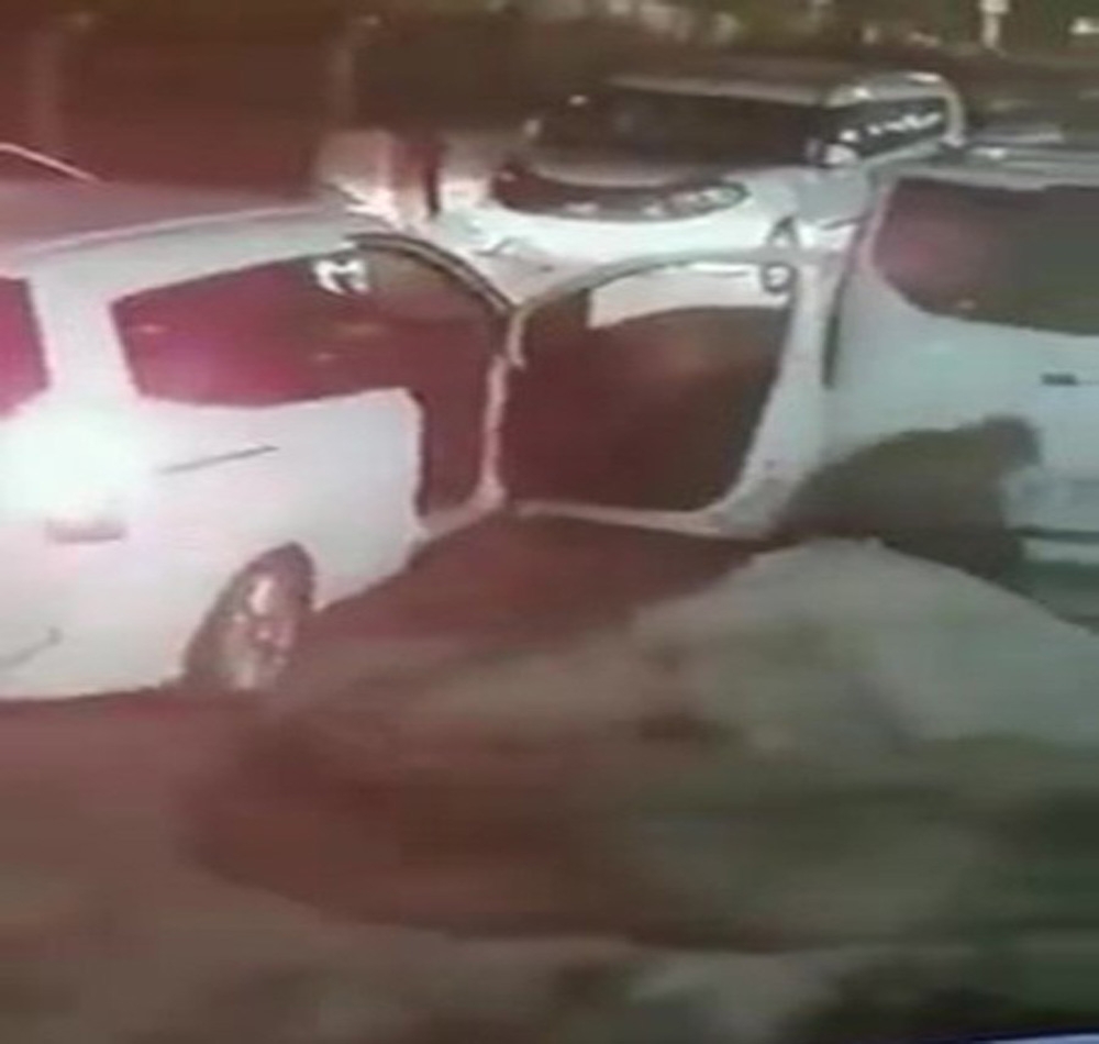 Hırsızın, minibüsün altındaki stepne lastiği çaldığı anlar kamerada