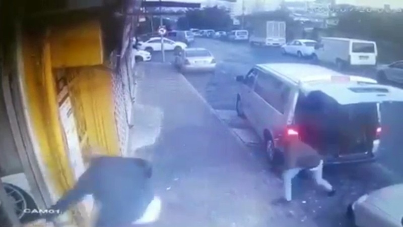 Hırsızlar 1 dakikada lastik dükkanını boşalttı