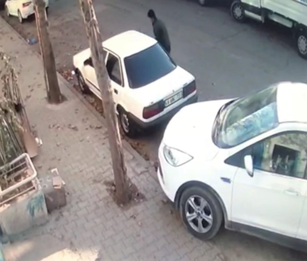 Hırsızlar Otomobilden Cüzdanı Böyle Çaldı