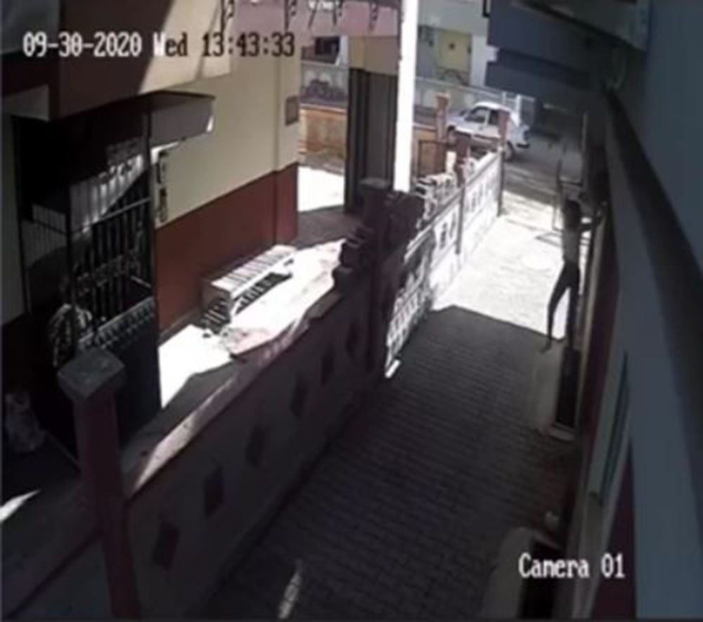 Hırsızları cesurca püskürten kızın o anları güvenlik kamerasına yansıdı