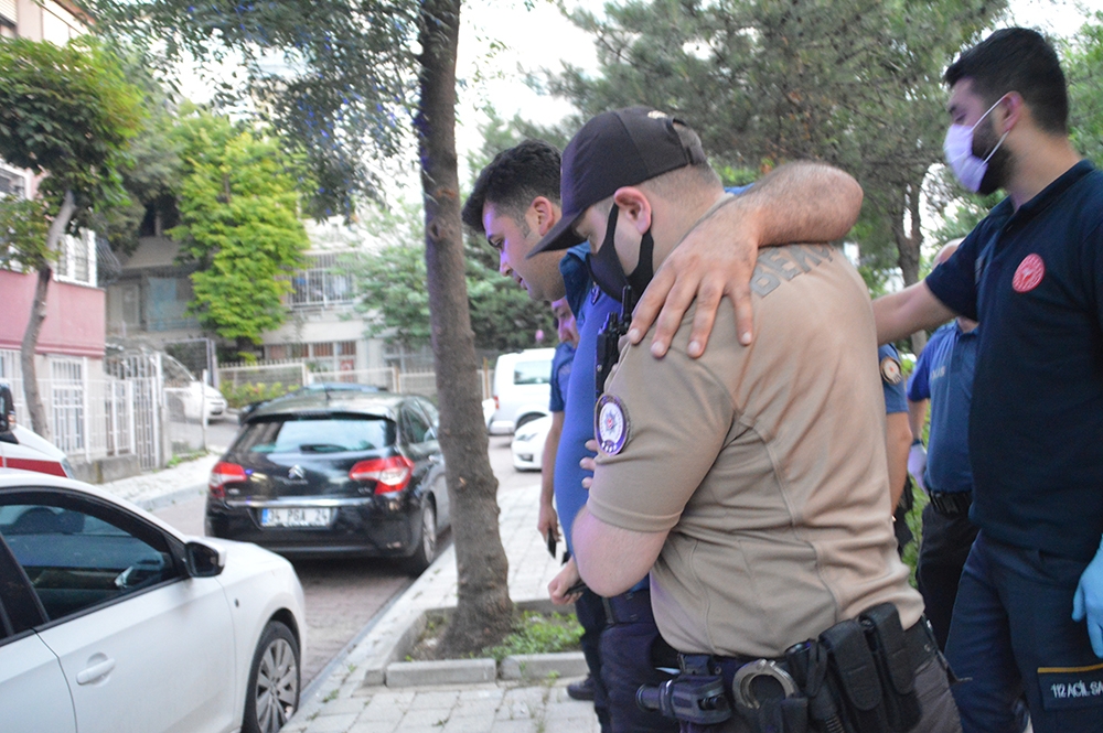 Hırsızları kovalayan bir bekçi ve polis düşerek yaralandı