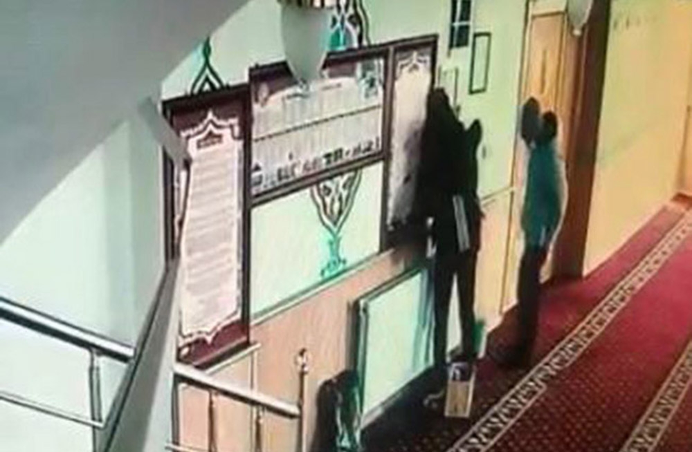 Hırsızlık için camiye giren genç kız ve arkadaşı güvenlik kamerasına takıldı