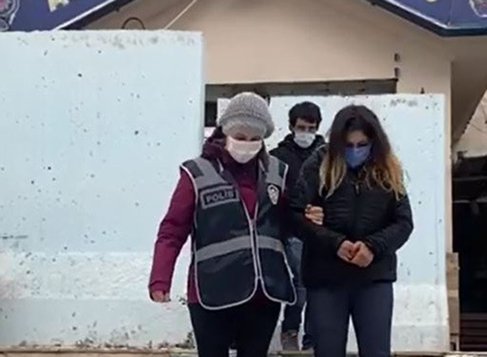 Hırsızlık için camiye giren genç kız ve arkadaşı yakalandı