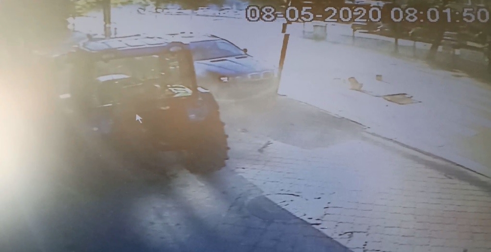 Hızını alamayan lüks cip trafik ışıklarına çarparak durdu