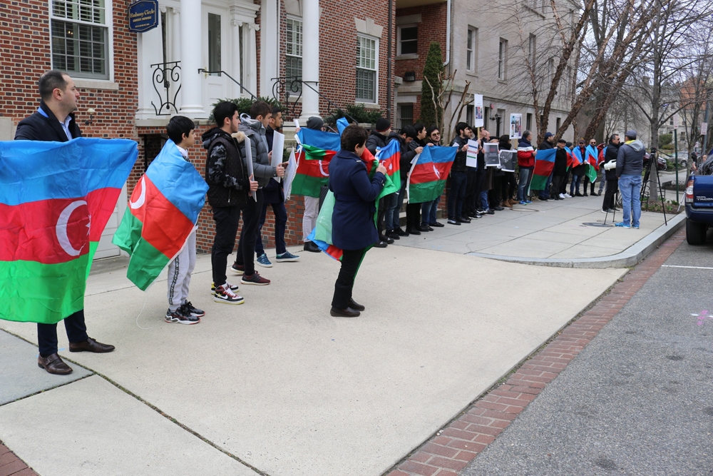 Hocalı Katliamı Ermenistan’ın Washington Büyükelçiliği önünde protesto edildi