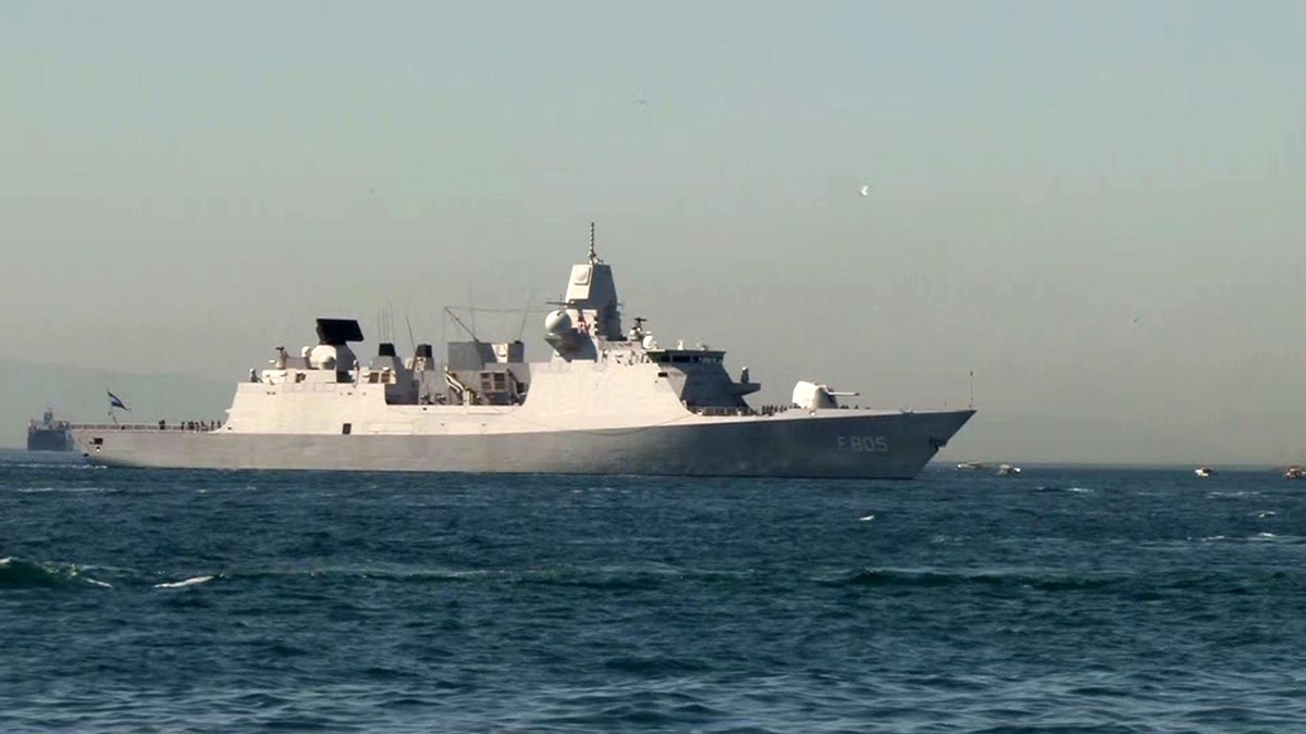 Hollanda savaş gemisi Sarayburnu’na demirledi