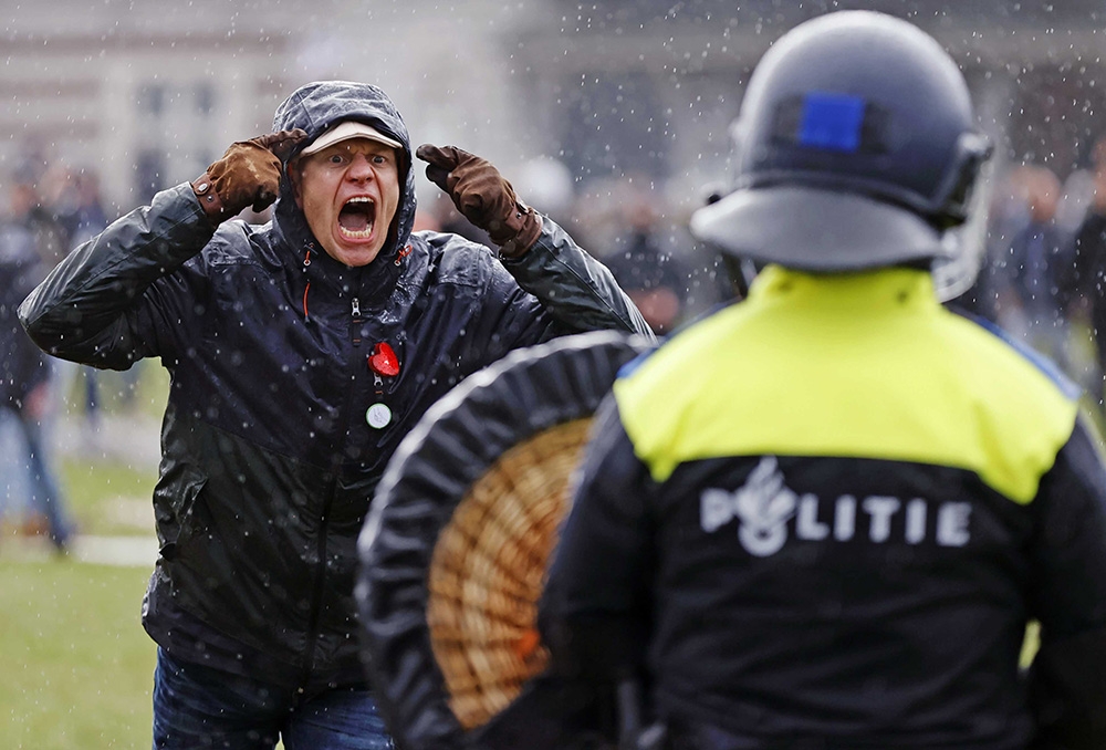 Hollanda’da binlerce kişi Covid-19 kısıtlamalarını protesto etti