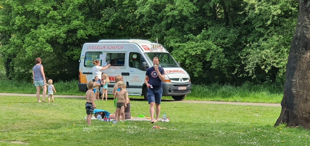 Hollanda’da çocuklar parklara akın etti