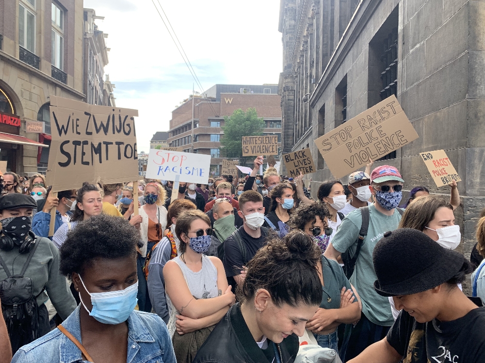 Hollanda’da Floyd cinayeti protesto edildi