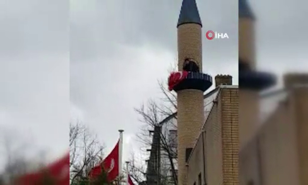 Hollanda’da hoparlörden ezan okundu