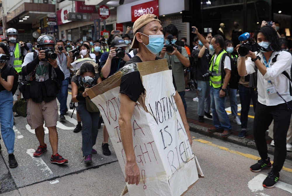 Hong Kong’da sokaklar yine karıştı: En az 90 gözaltı