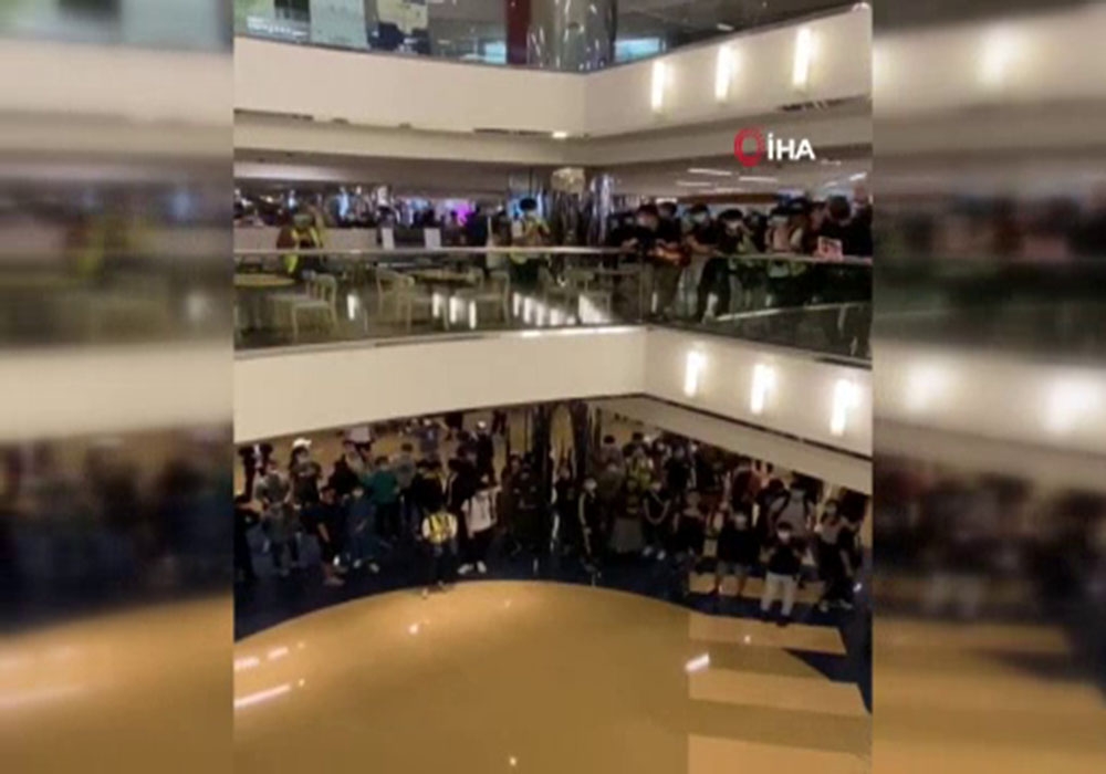 Hong Kong’ta AVM’de yapılan protestoya polis müdahalesi