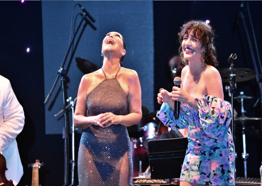 Hülya Avşar sahnelere geri döndü