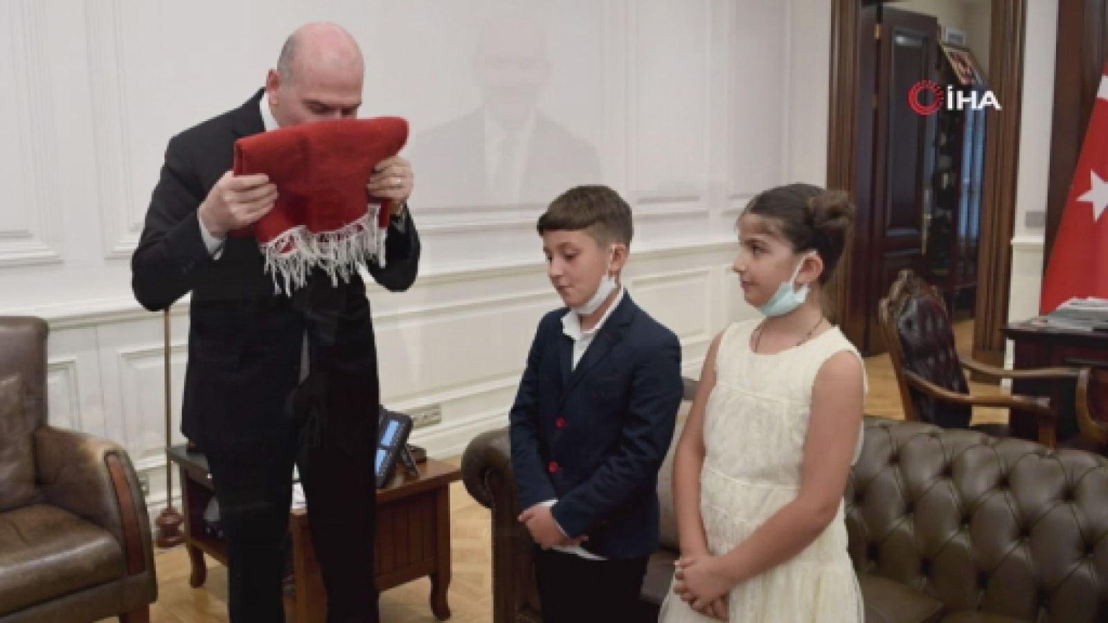 Hümeyra Cihan ve Mustafa Saruhan’dan Bakan Soylu’ya anlamlı hediye