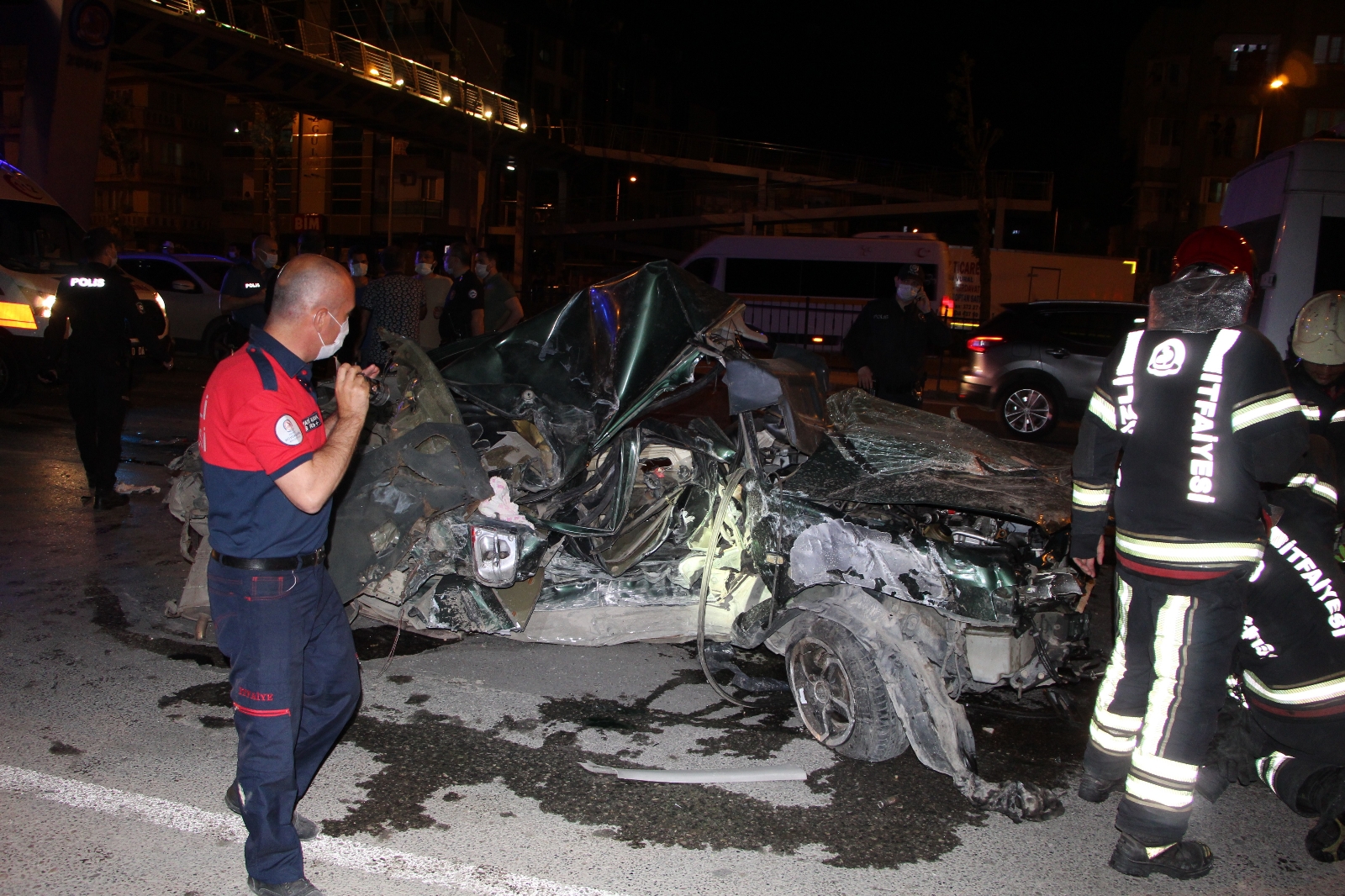 Hurda yığınına dönen otomobilde can pazarı