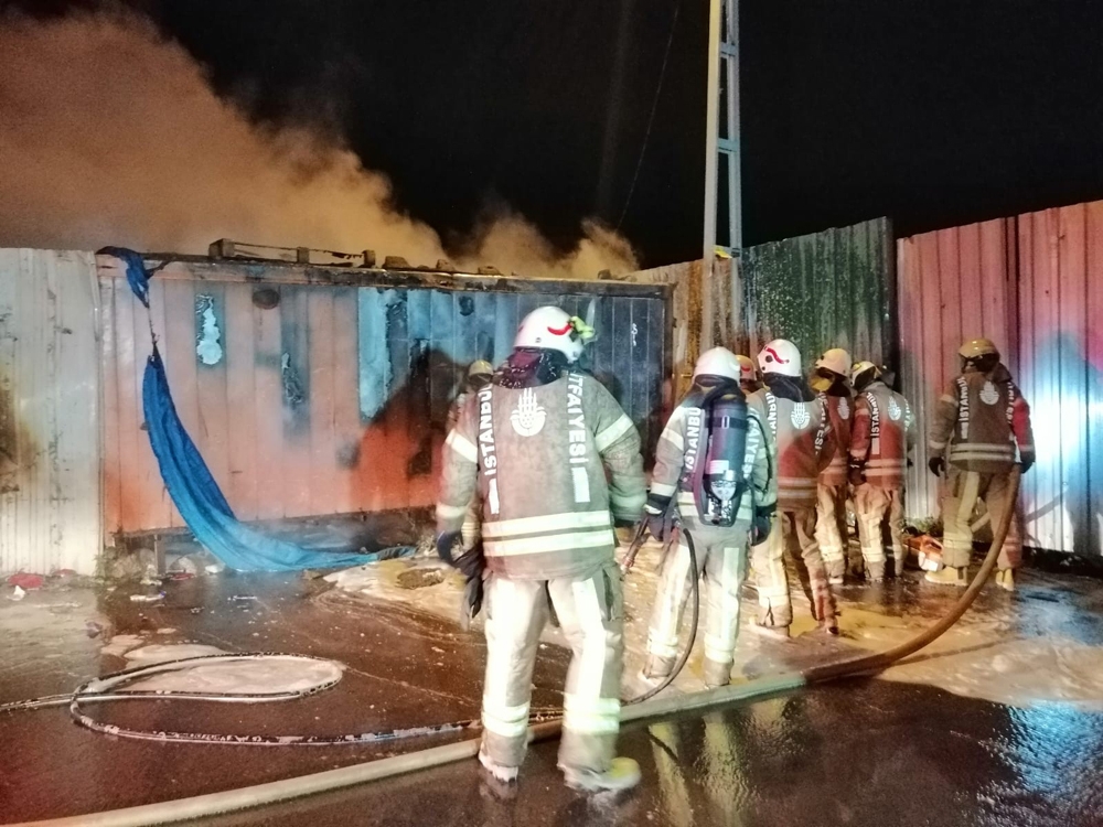 Hurdalık alanda çıkan yangın için itfaiye ekipleri seferber oldu