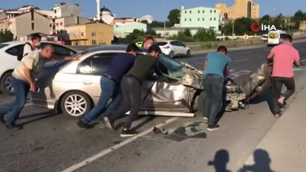 Hurdaya dönen arabadan burnu bile kanamadan çıktı