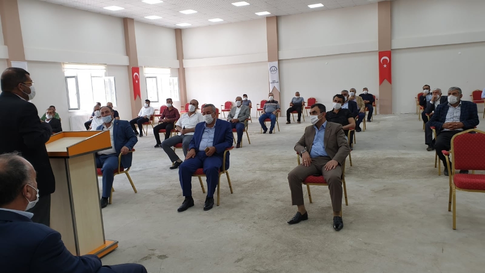 Husumetli aileler sosyal mesafeye uyup maske takarak barıştı