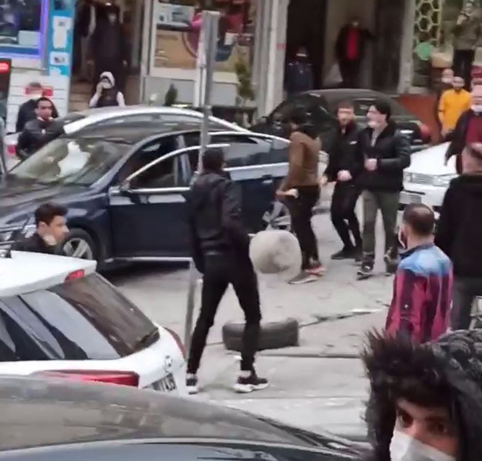 Husumetli gruplar ortalığı savaş alanına çevirdi: Sopalar, parke taşları havada uçuştu