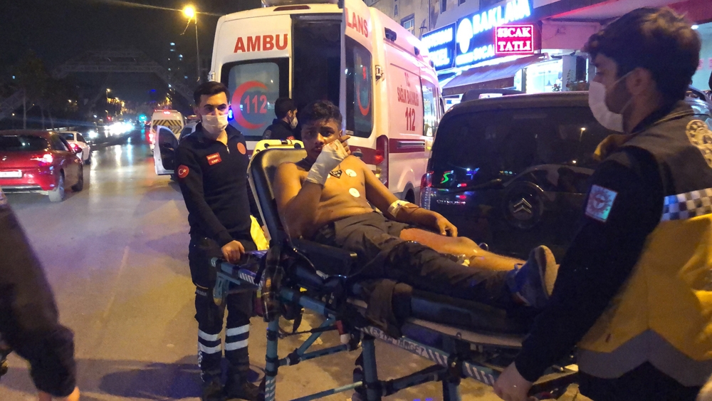 Husumetli iki grup trafikte karşılaştı, silahlar konuştu