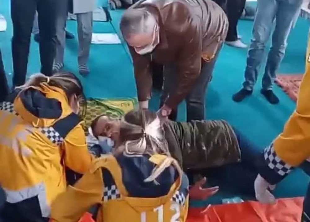 Hutbeyi dinlediği esnada kanlar içerisinde yere yığıldı