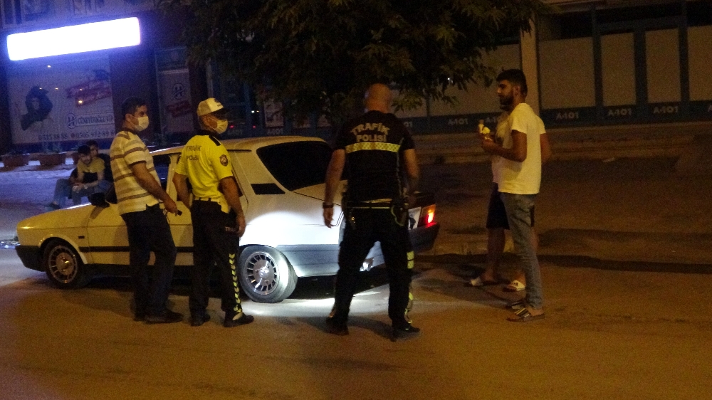 Huzur uygulamasından kaçıp polis motosikletine çarptı