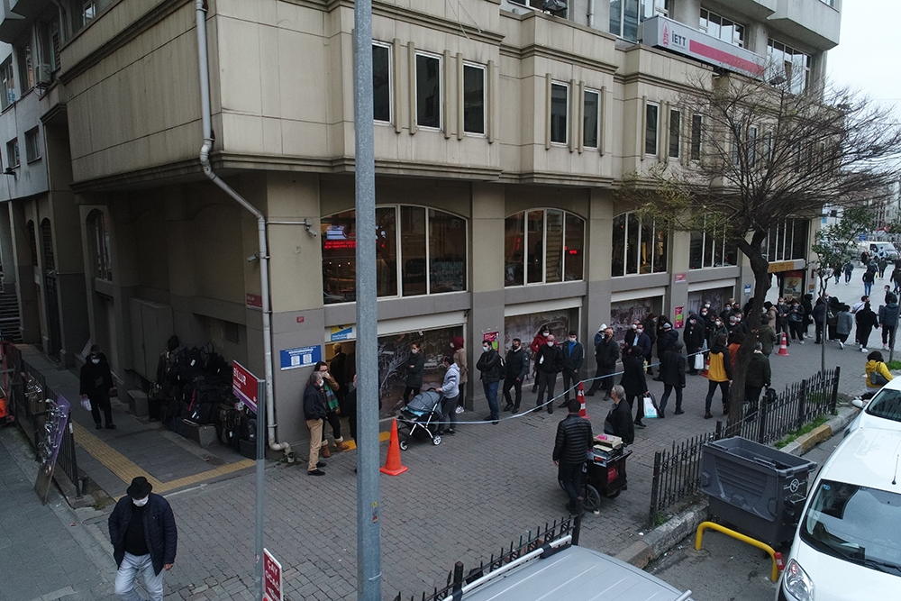 İBB büfeleri önünde HES kuyruğu sırası havadan görüntülendi