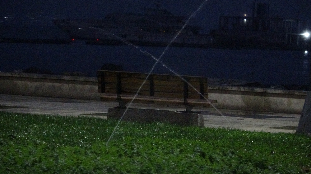 İBB yağmurlu havada çimleri suladı