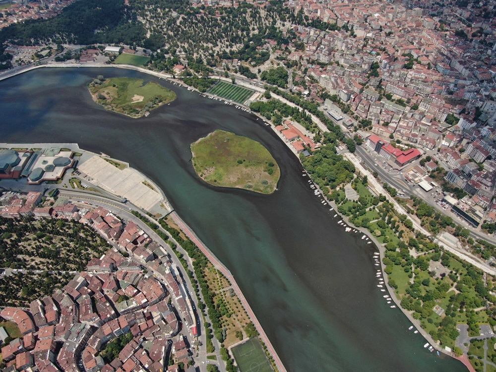İBB’nin 3 haftada  düzelecek dediği Haliç, daha da siyaha büründü