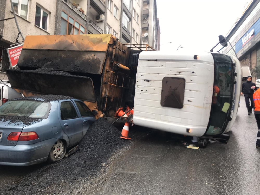 İBB’nin asfalt döküm kamyonu, yokuştan geri geri kayarak devrildi