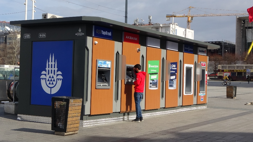 İBB’nin tarihi Taksim Meydanına koyduğu ATM’ler büyük tepki çekti