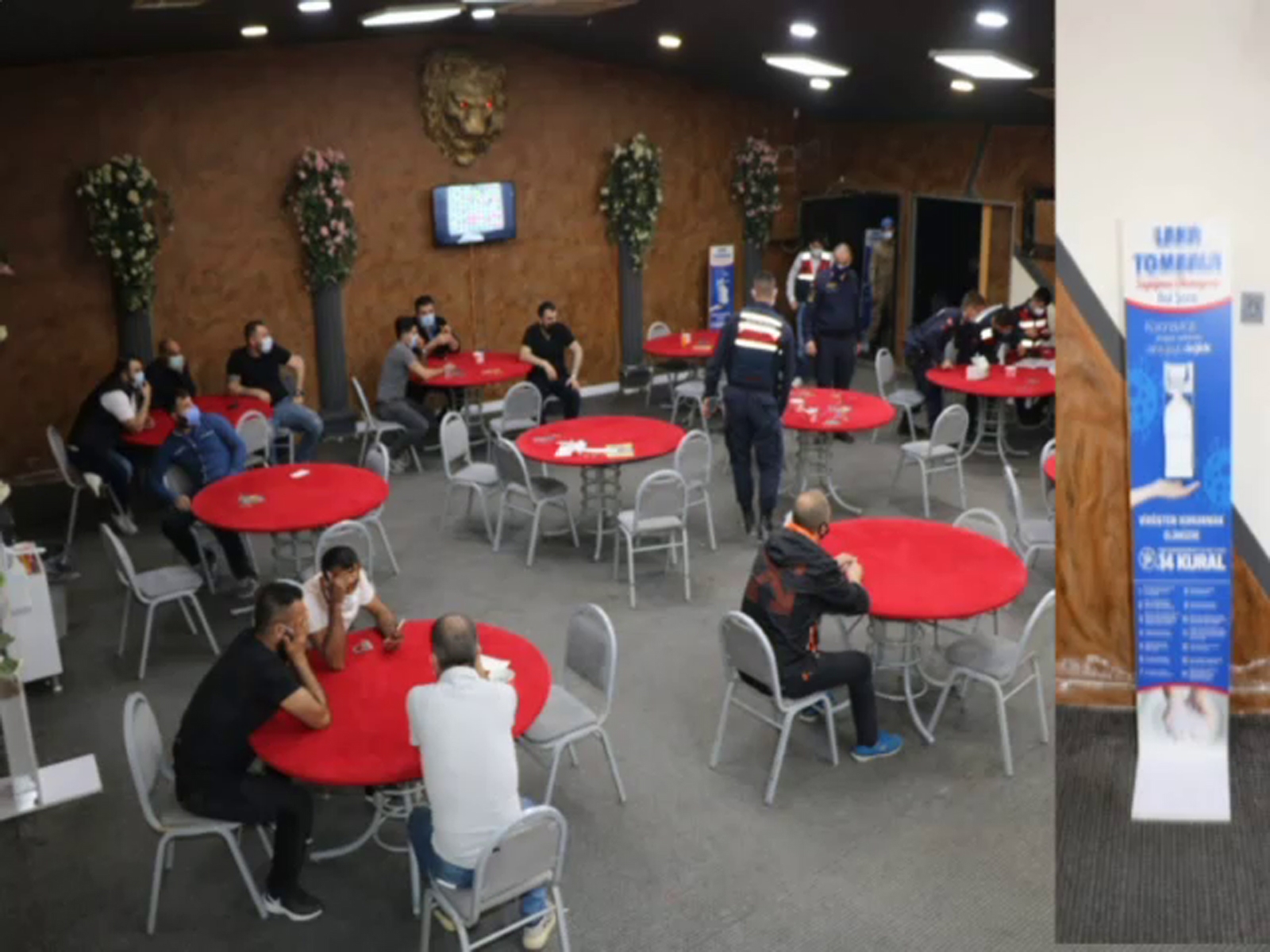 İçerde dip dibe kumar, kapıda dezenfektan: Jandarma bile şaşırdı