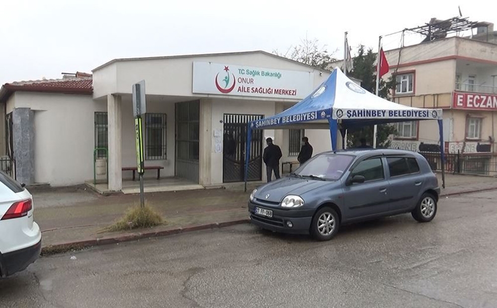 İçine tükürdüğü suyu doktorun üzerine atan Covid-19 şüphelisi serbest bırakıldı