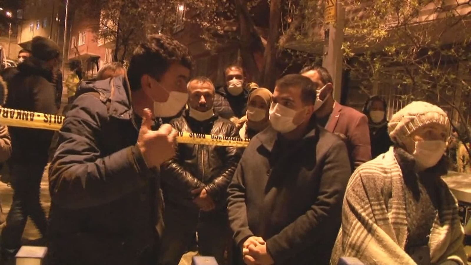 İçişleri Bakanı Soylu, çökme tehlikesi bulunan binada incelemelerde bulundu