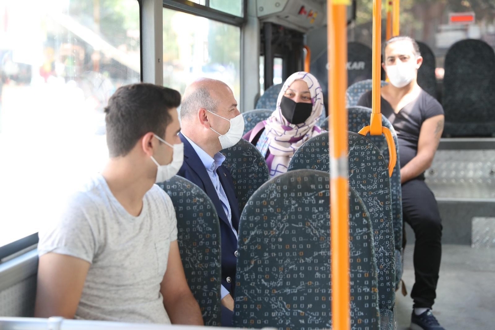 İçişleri Bakanı Soylu halk otobüsüne binerek korona virüse karşı vatandaşları uyardı