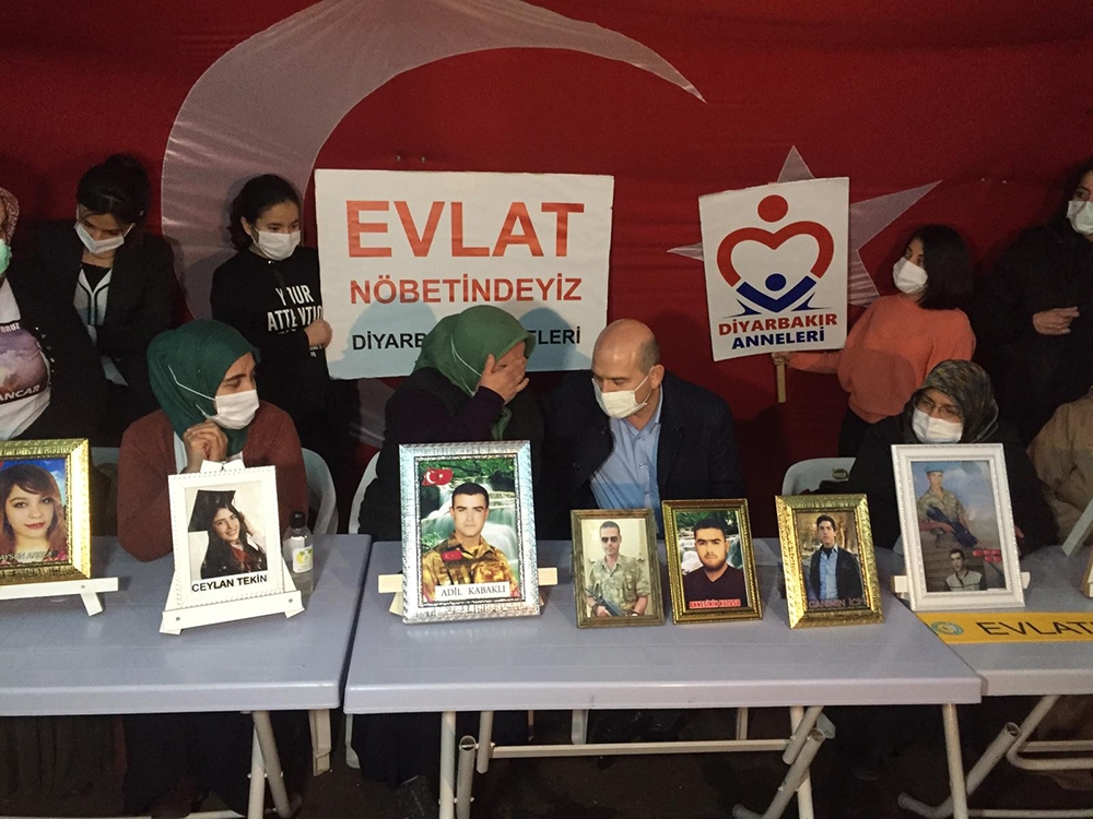 İçişleri Bakanı Soylu, HDP önünde evlatlarının yolunu gözleyen alilerle buluştu