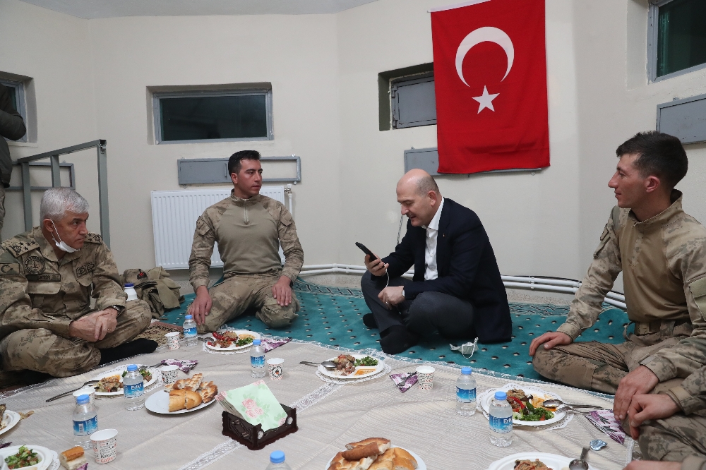 İçişleri Bakanı Soylu, yeni yıla Belbuka kalekol üs bölgesindeki askerlerle girdi