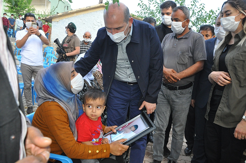İçişleri Bakanı Soylu’dan şehit işçilerin ailelerine taziye ziyareti