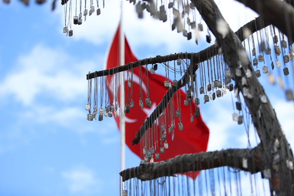 İdlib şehitlerinin künyeleri Şehit Ağacı’na asıldı