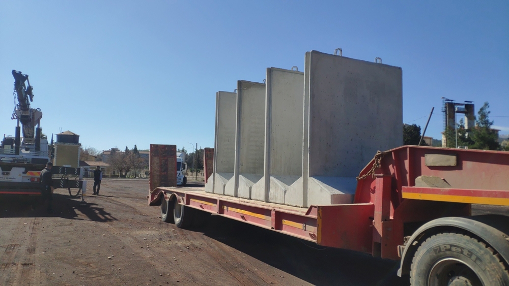 İdlib’e beton bariyer sevkıyatı