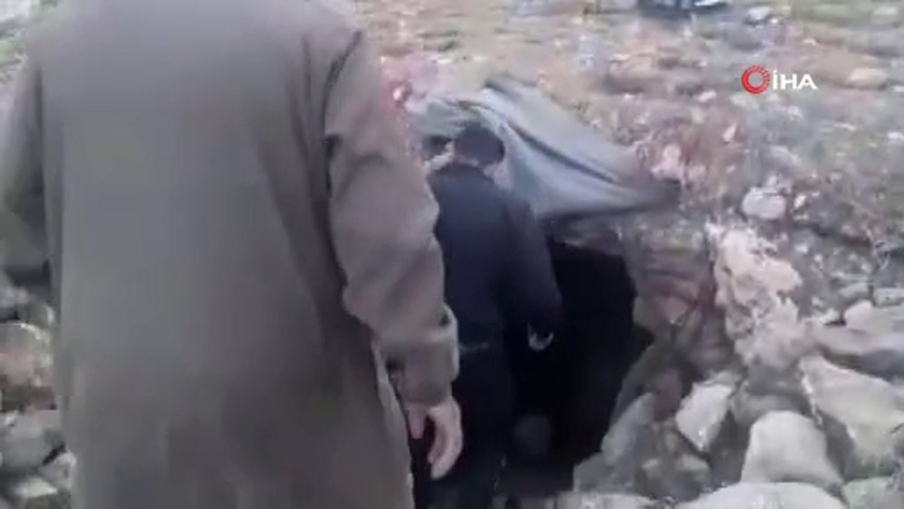 İdlip’ten kaçan Suriyeliler mağarada yaşıyor