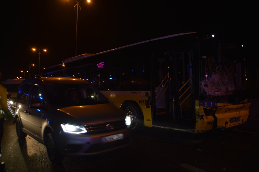 İett Otobüsü, Otomobile Çarptı: 1İ Ağır 3 Kişi Yaralandı